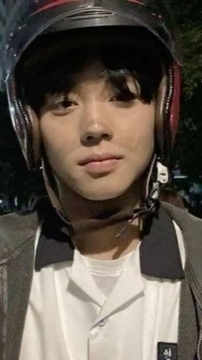 ai character: yeong sieun background