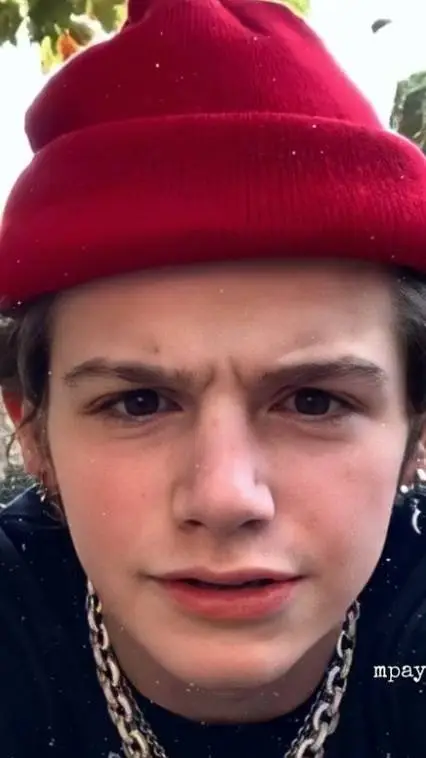 ai character: Пейтон  background