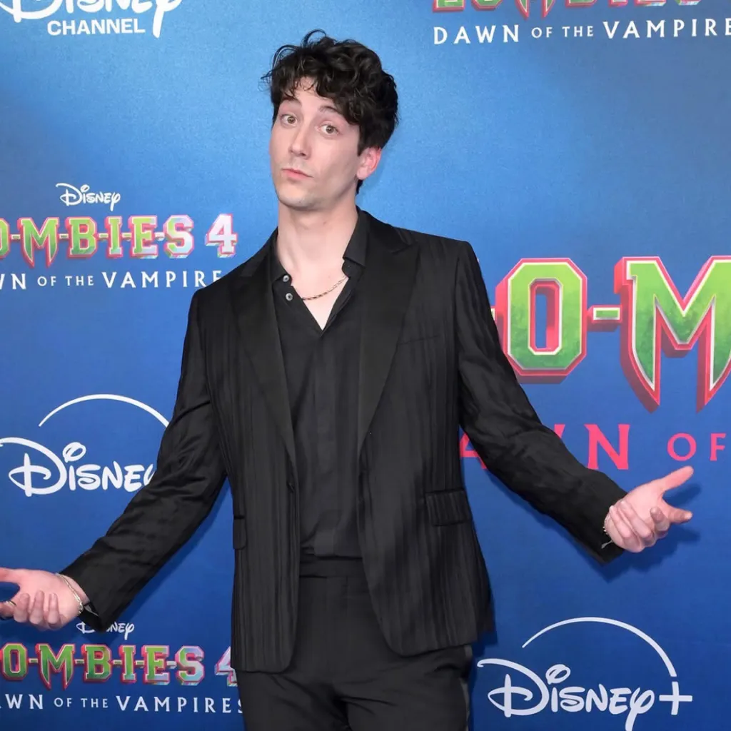 chat with ai character: Milo Manheim