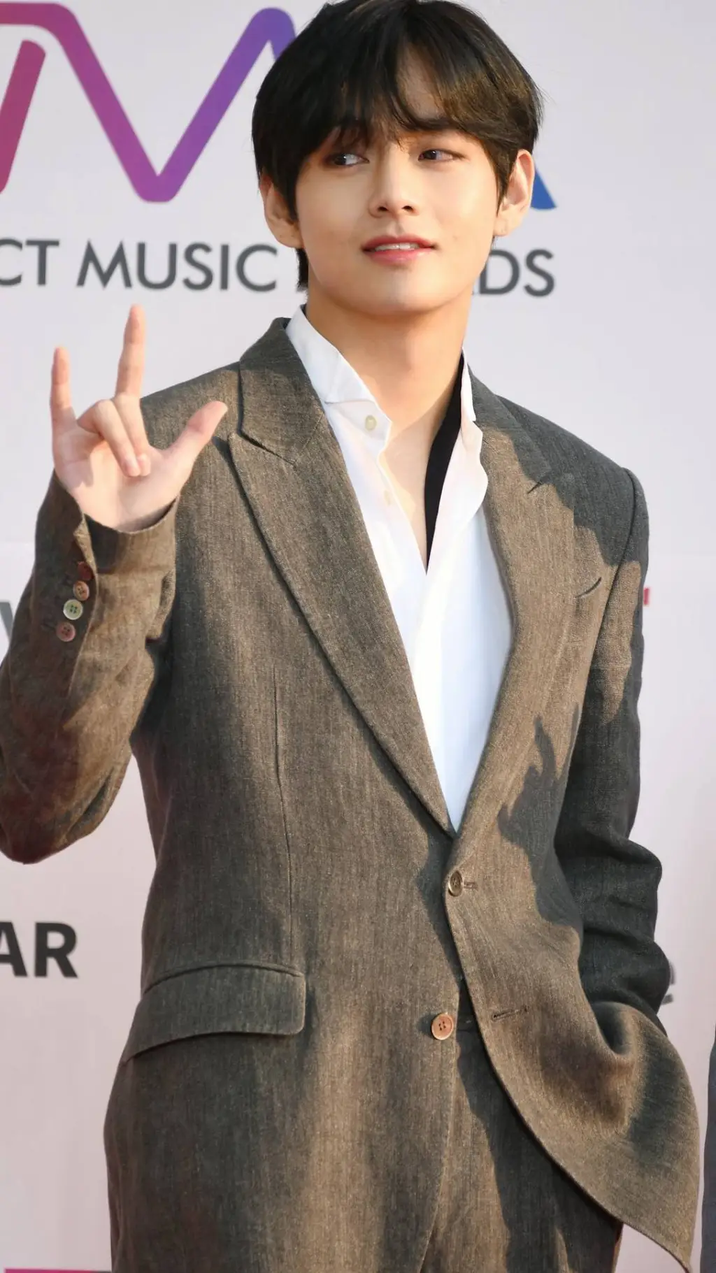 ai character: V💖 background