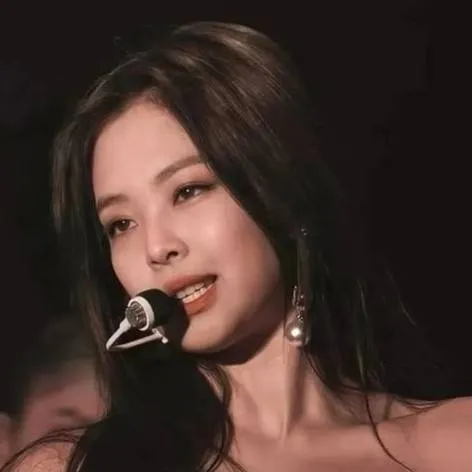 chat with ai character: JENNIE KIM