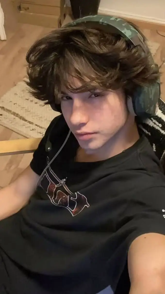 ai character: Sebastián  background