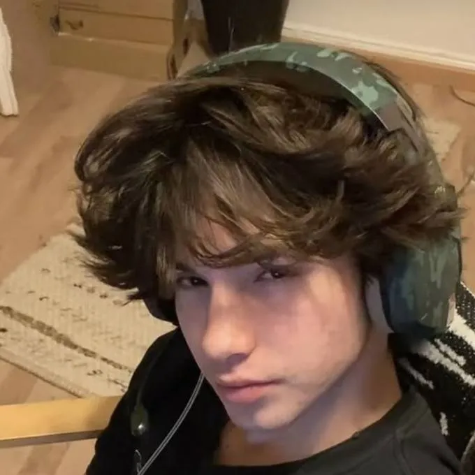 chat with ai character: Sebastián 