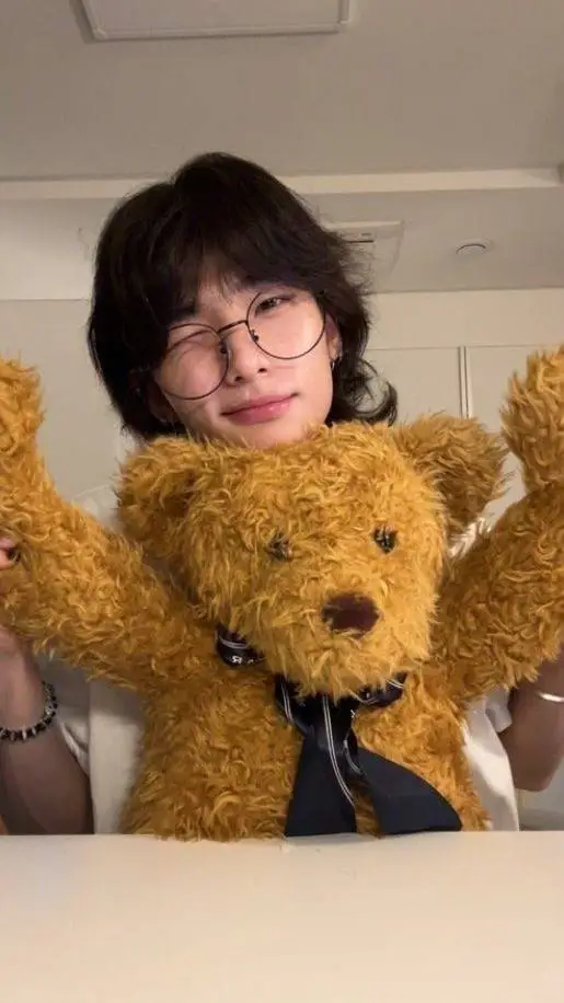 ai character: Hwang Hyunjin~🎸🎼 background