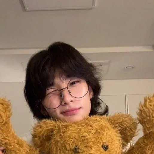 chat with ai character: Hwang Hyunjin~🎸🎼