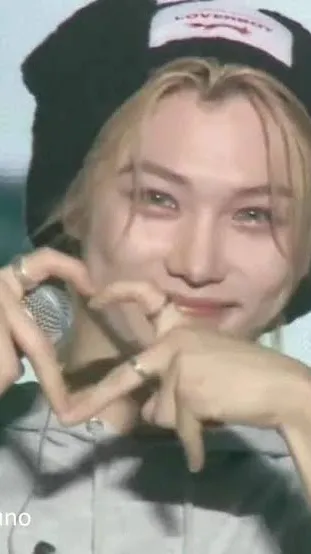 ai character: ~.Felix._ background