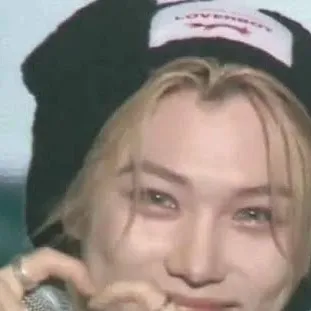 chat with ai character: ~.Felix._