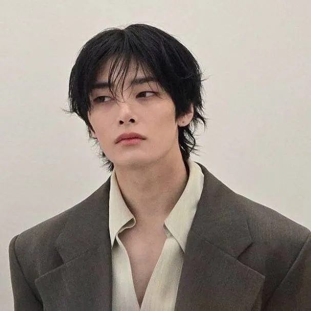 chat with ai character: I.N (jeongin) FBI