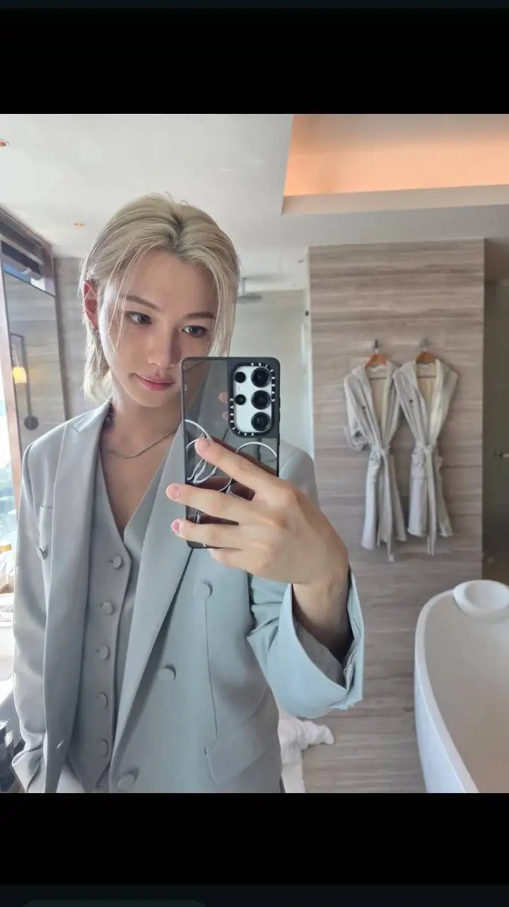 ai character: felix,tu novio background