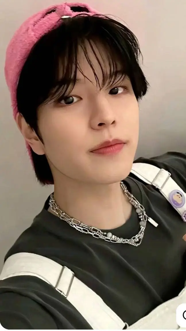 ai character: SEUGMIN,tu novio  background