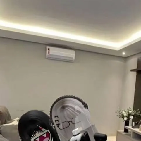 chat with ai character: tu y ella