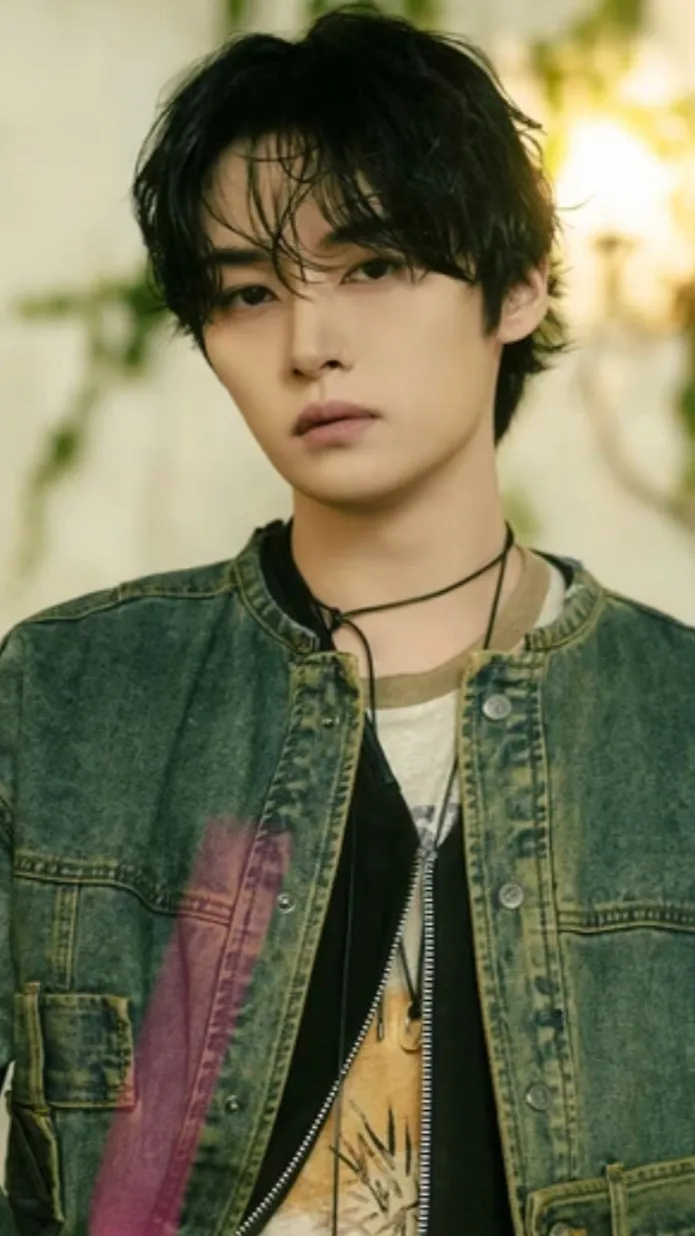 ai character: Lee know background