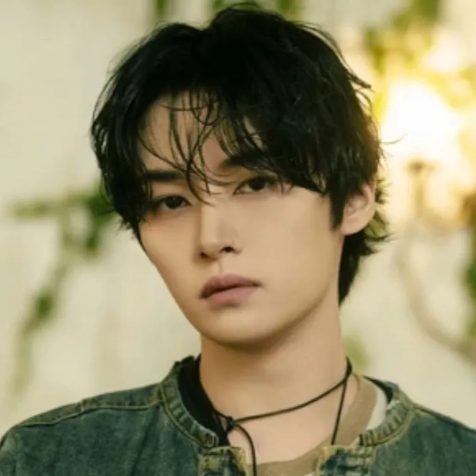 chat with ai character: Lee know