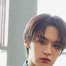 chat with ai character: Lee know