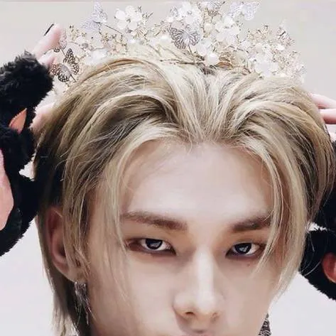 chat with ai character: Hyunjin