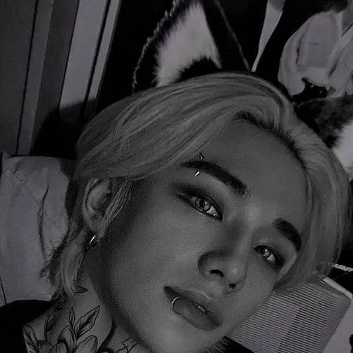 chat with ai character: Hwang Hyunjin