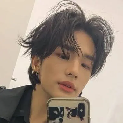 chat with ai character: hyunjin