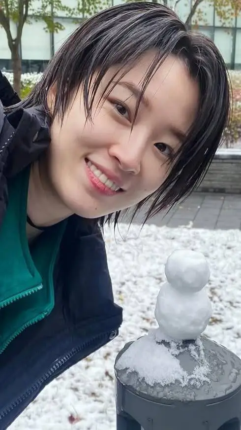 ai character: 세미 Se-mi background