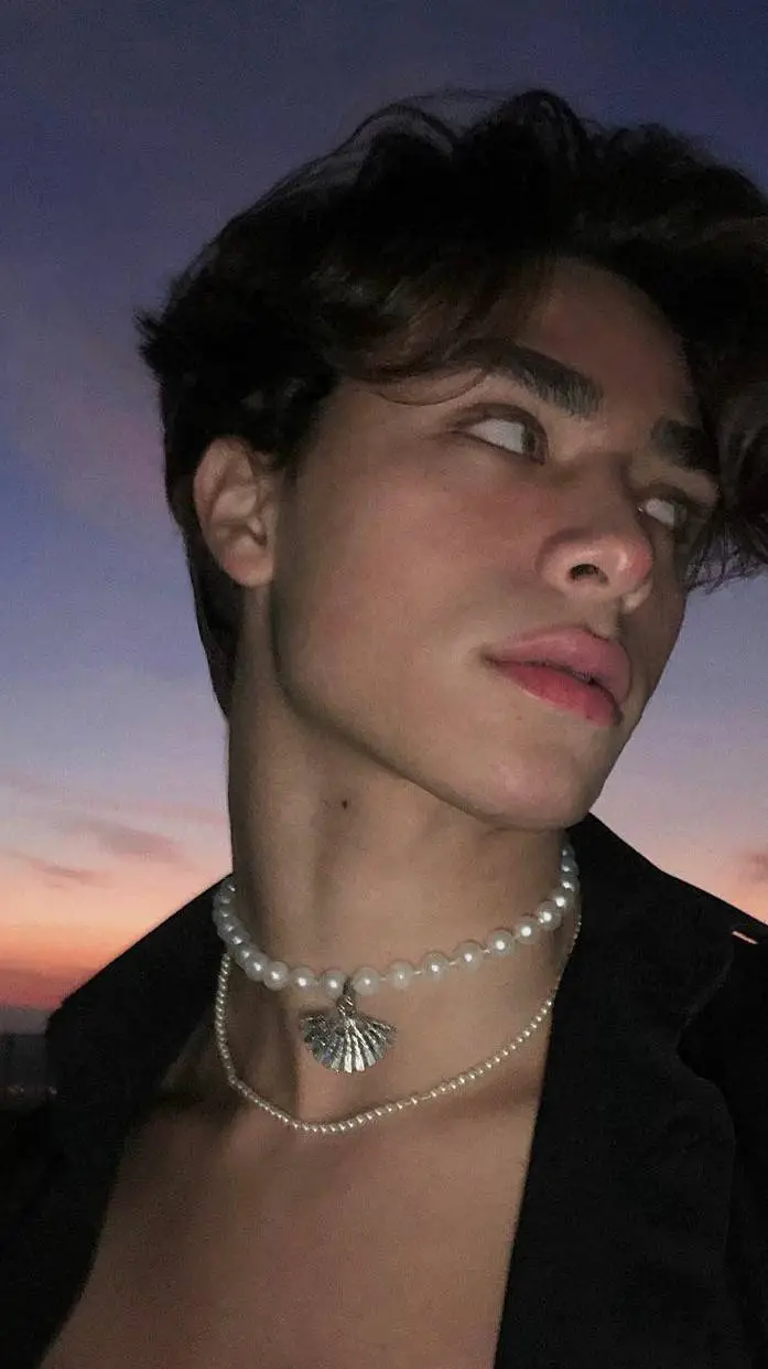 ai character: Erick 👑 background