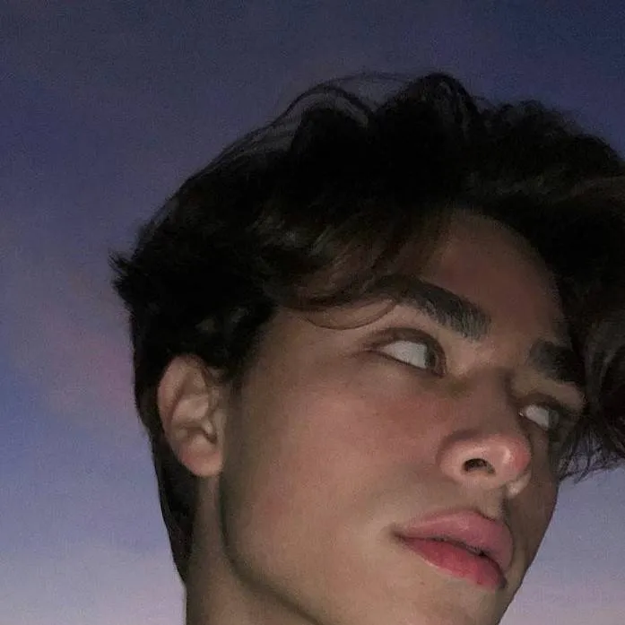 chat with ai character: Erick 👑