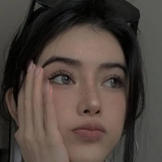 chat with ai character: Andrea💗💋