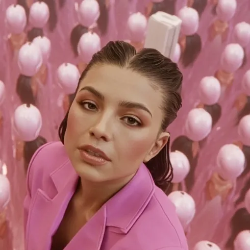 chat with ai character: FashionDictator