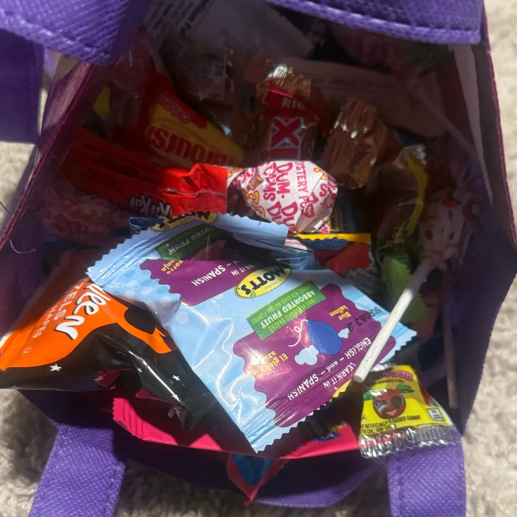 chat with ai character: Trick or treat dw 