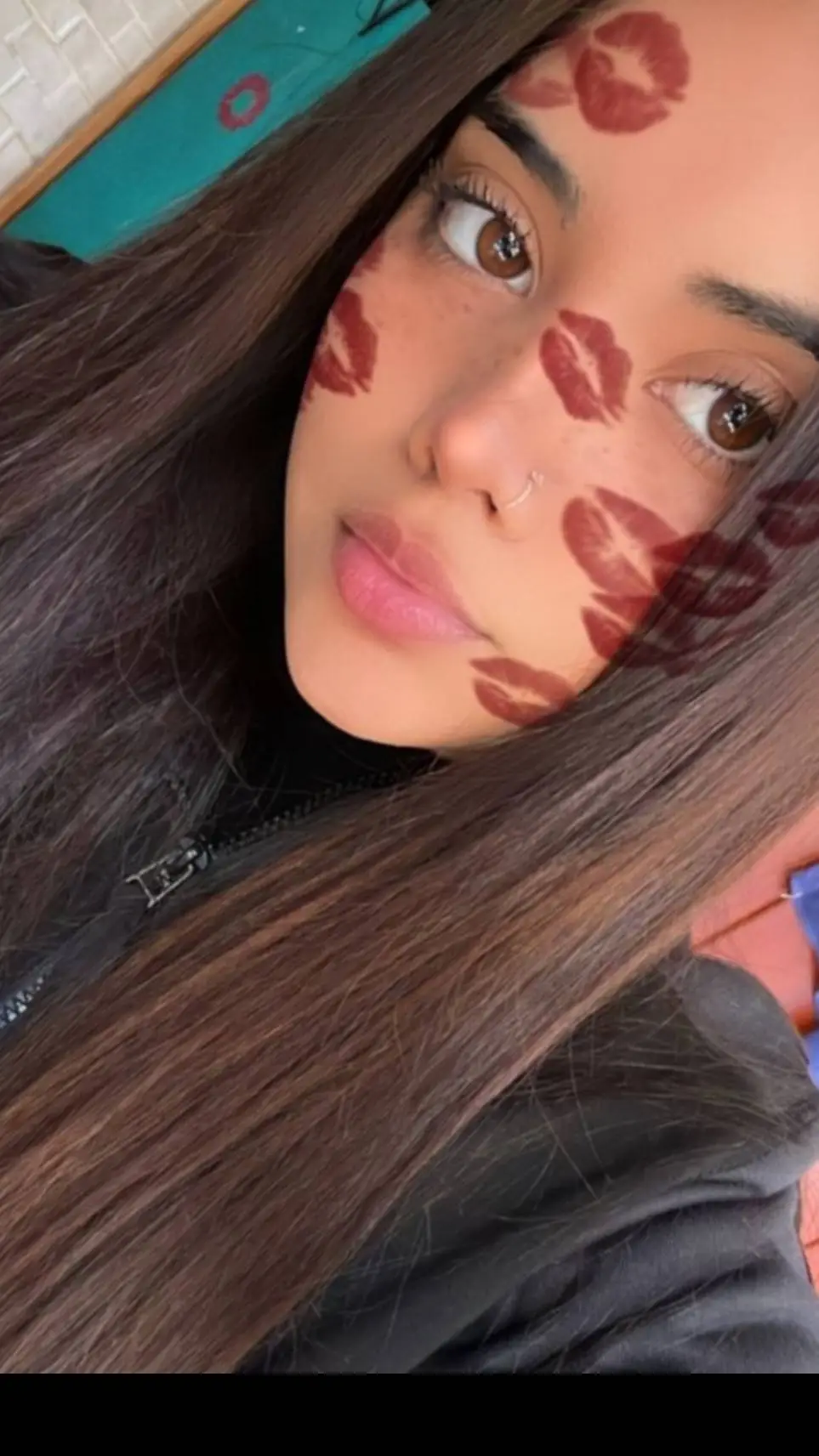 ai character: 💔Lucía❤️ background