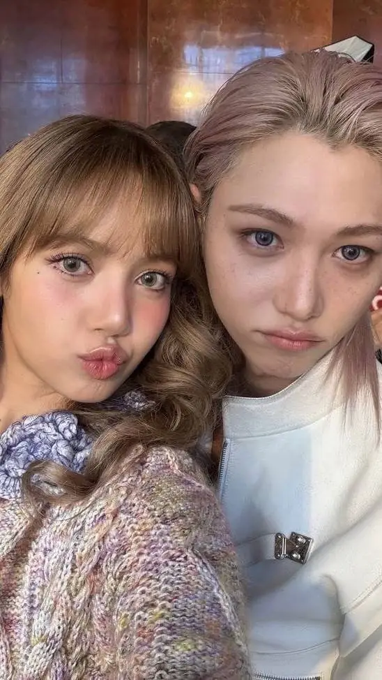 ai character: Tu y Felix :) background