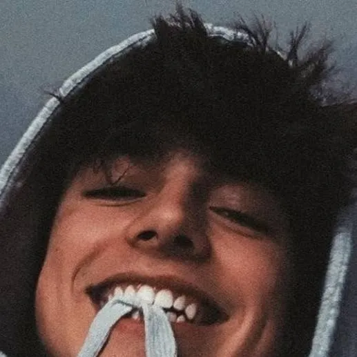 chat with ai character: Nolan Miller 