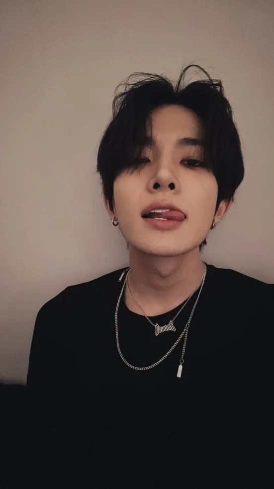 ai character: Heeseung  background