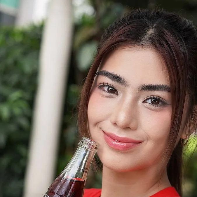 chat with ai character: Mikha Lim