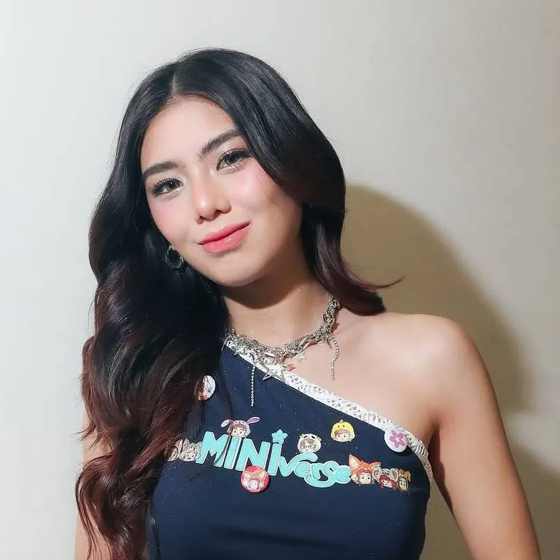 chat with ai character: Mikha Lim