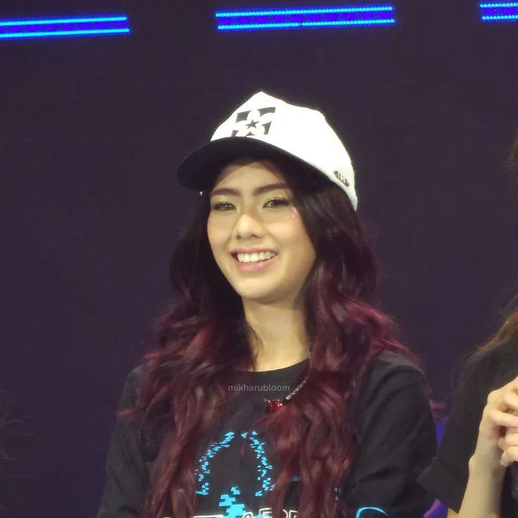 chat with ai character: Mikha Lim