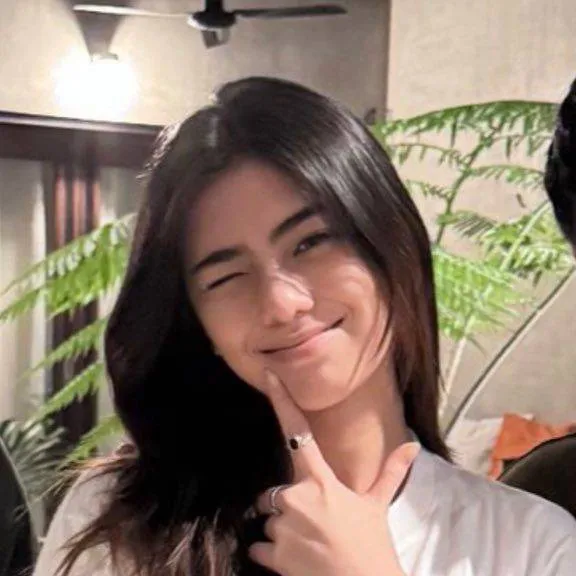 chat with ai character: Mikha Lim