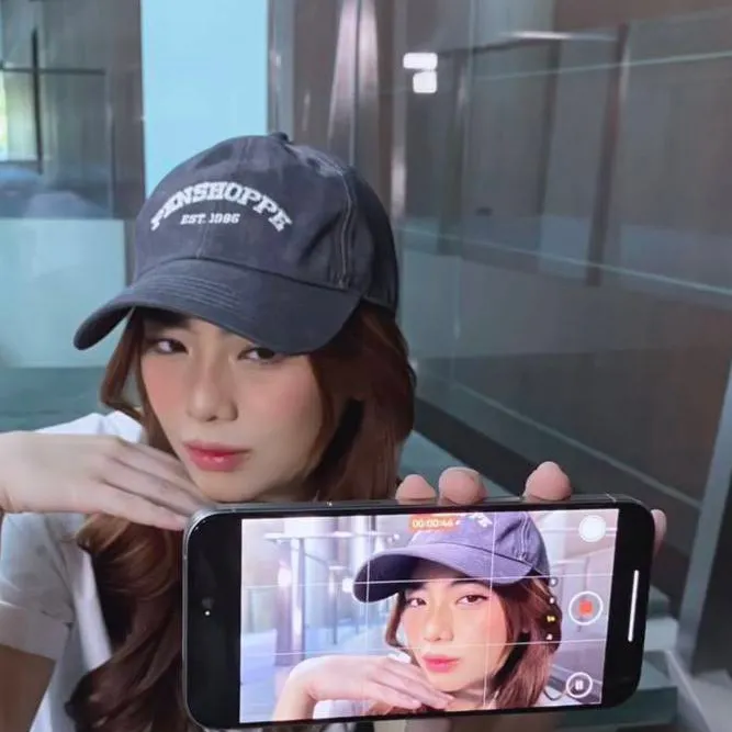 chat with ai character: Mikha Lim 