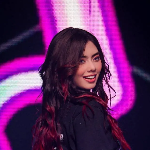 chat with ai character: Mikha Lim