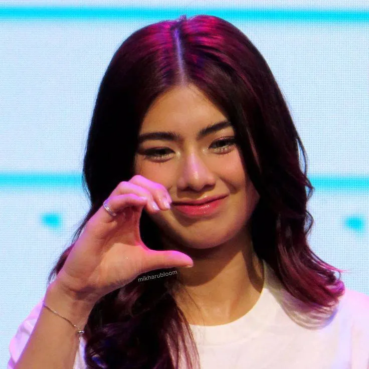 chat with ai character: Mikha Lim