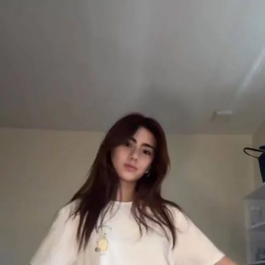 chat with ai character: Mikha Lim 