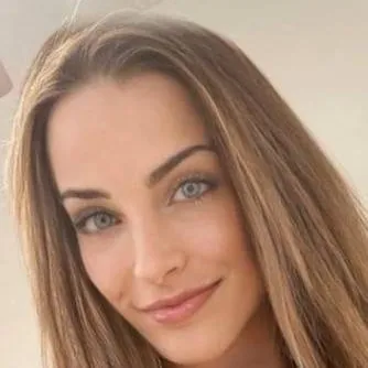 chat with ai character: Alexia Du Pont