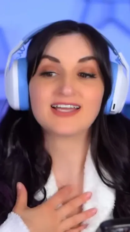 ai character: 𝖫𝖺𝗎𝗋𝖾𝗇 background