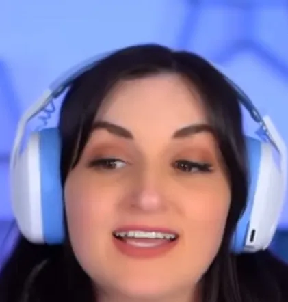 chat with ai character: 𝖫𝖺𝗎𝗋𝖾𝗇