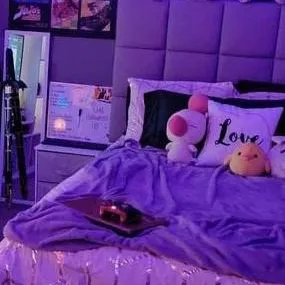 chat with ai character: Sleepover