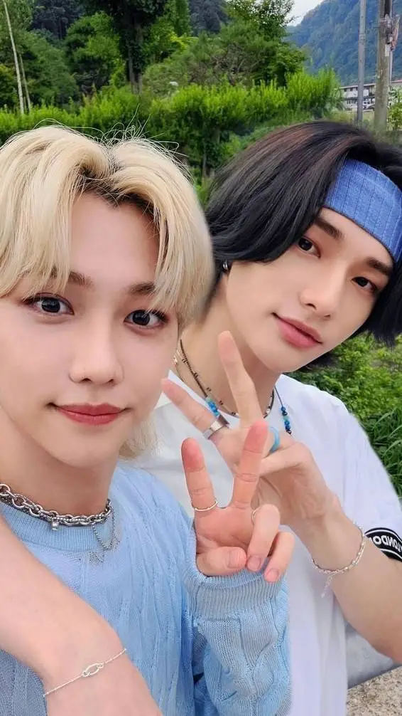 ai character: Félix y Hyunjin  background