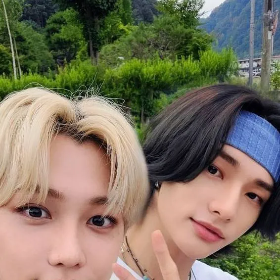 chat with ai character: Félix y Hyunjin 