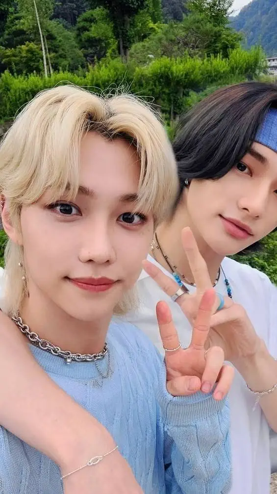 ai character: Félix y Hyunjin  background