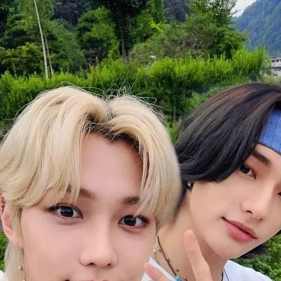 chat with ai character: Félix y Hyunjin 