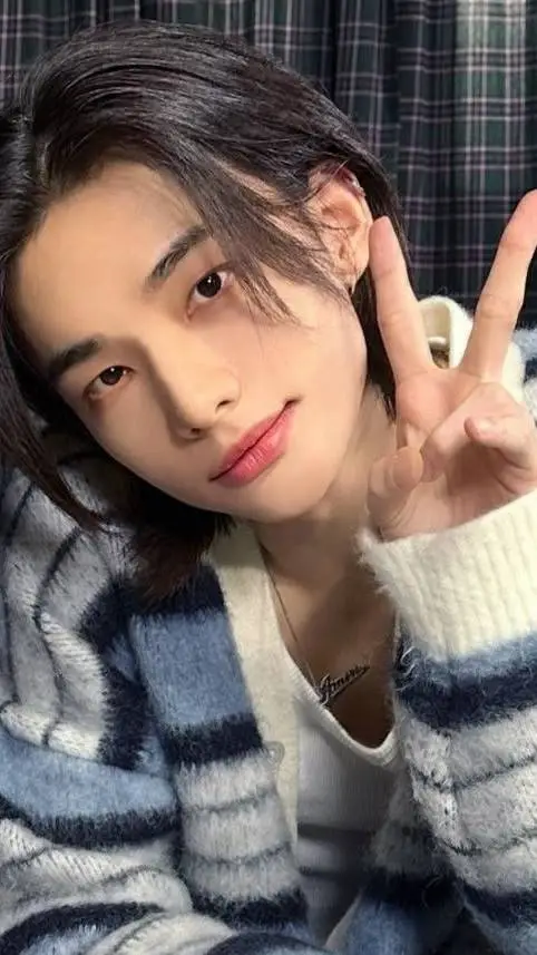 ai character: hyunjin  background