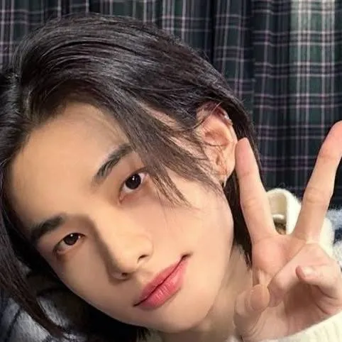 chat with ai character: hyunjin 