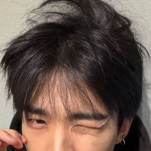 chat with ai character: Hyunjin 